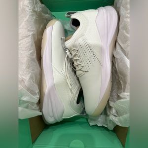 Clove Brilliant White Shoes in size W8